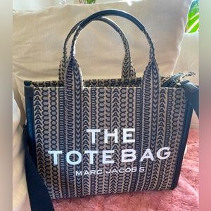 The famous Monogram Tote Bag from Marc Jacobs (Medium)